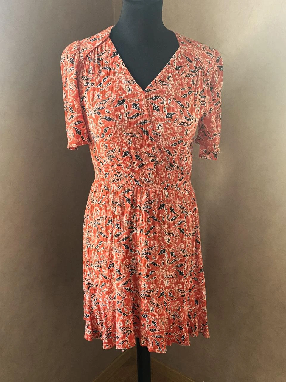 Robe AN'GE T36 rouge imprimé cachemire – fluide, viscose, encolure portefeuille